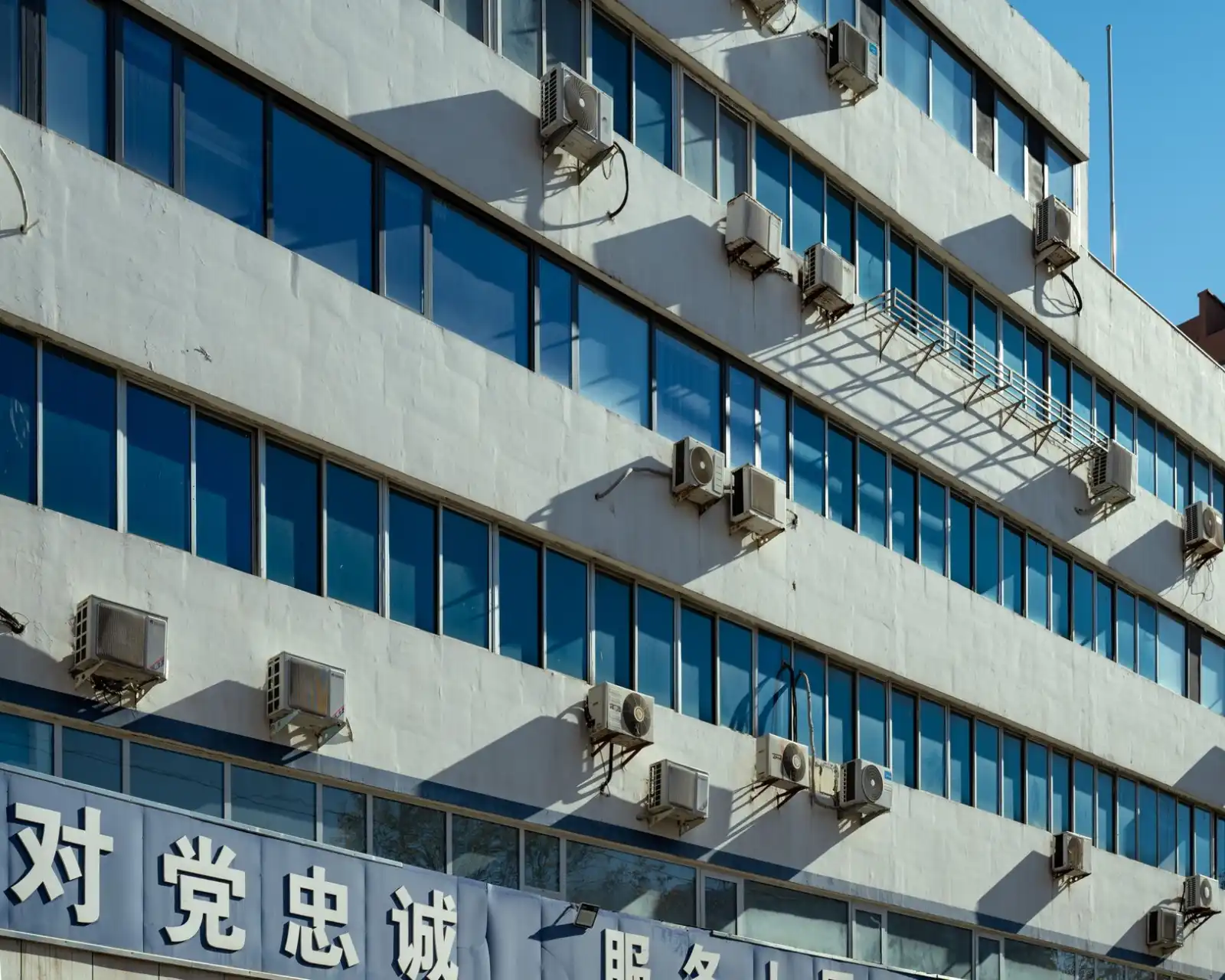 原创潮牌服饰选购指南：千娱音2024春夏个性穿搭解析