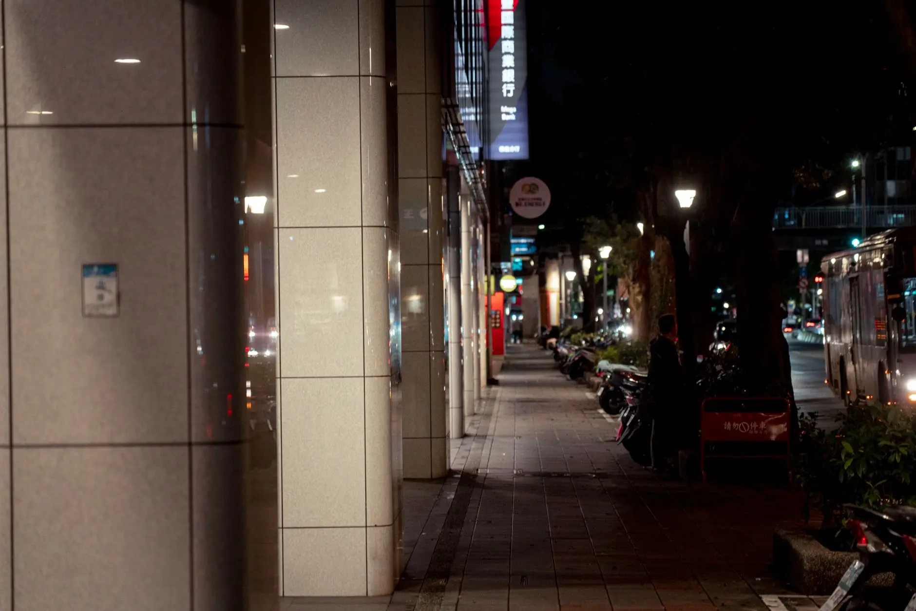 2025年潮流服饰原创设计趋势与技术发展方向