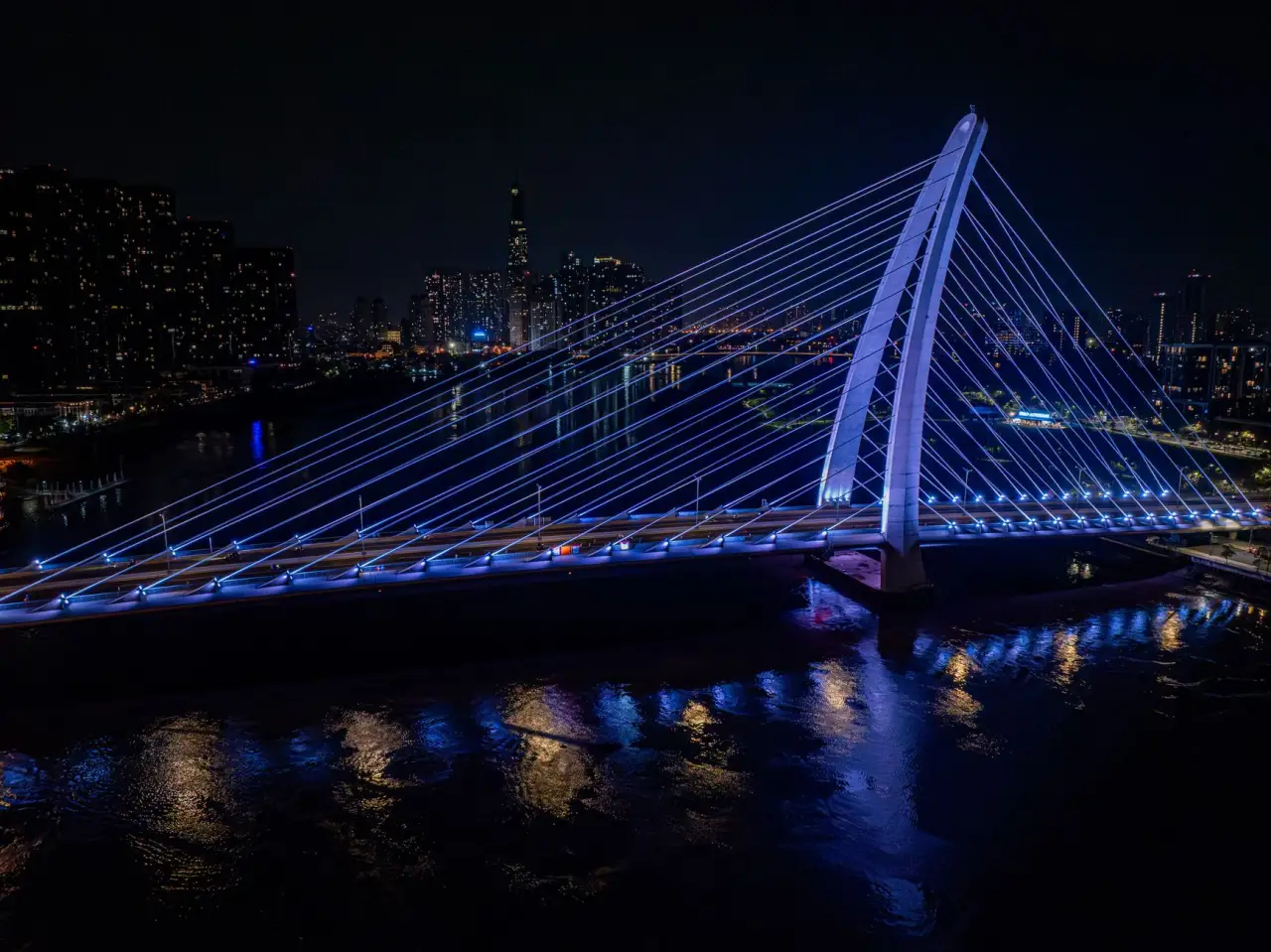 原创潮牌服饰面料选择对个性穿搭风格的影响分析