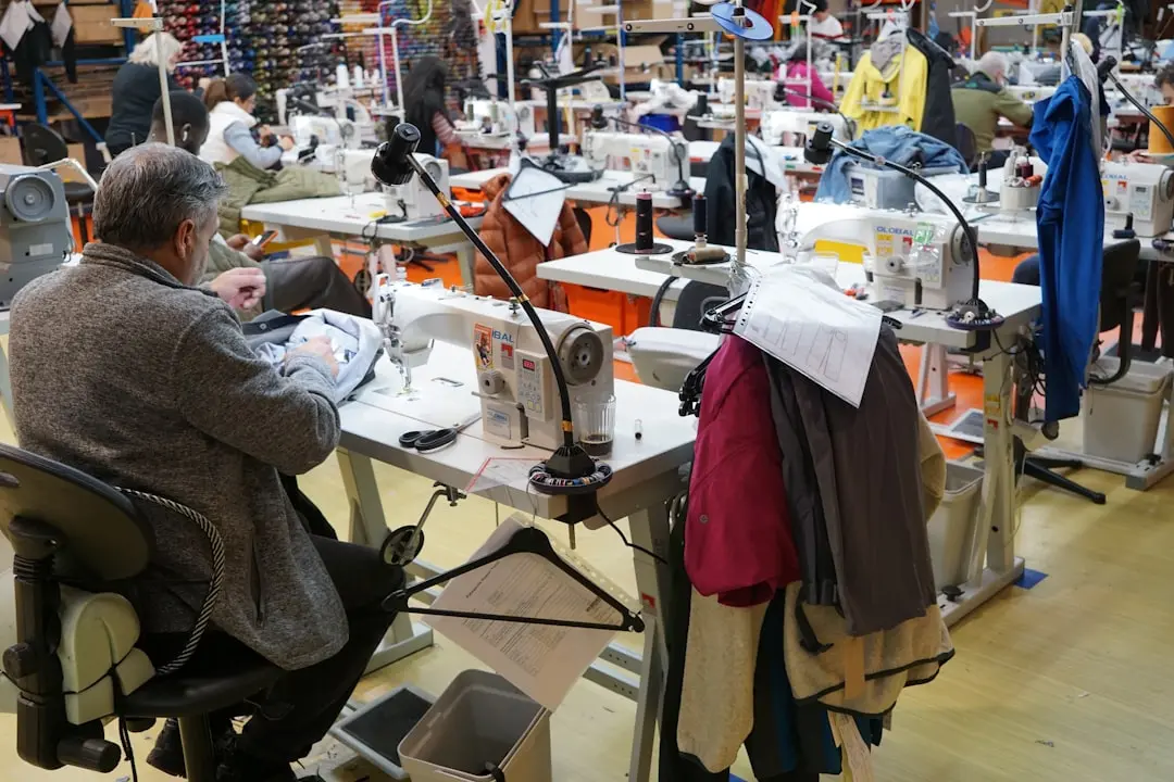 潮牌服饰个性化定制方案在年轻消费群体中的应用趋势