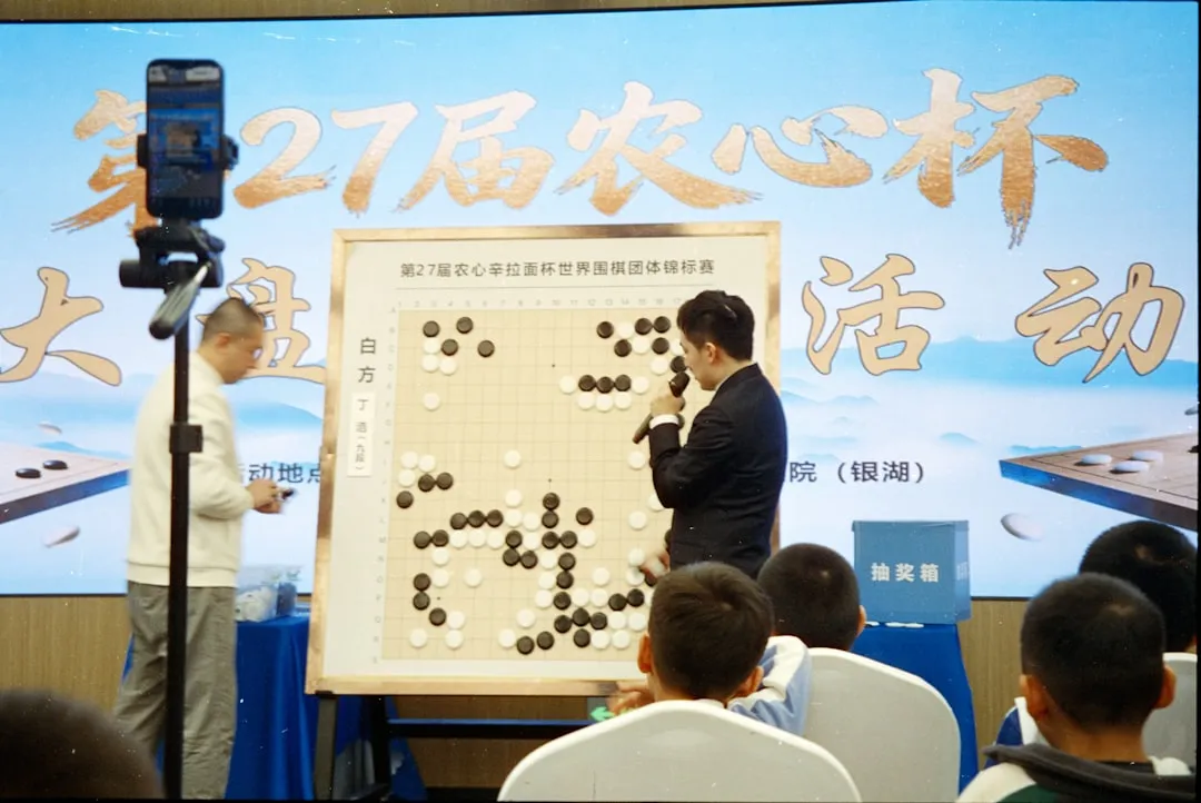 原创设计潮牌服饰如何选？千娱音服装店解读个性穿搭新趋势