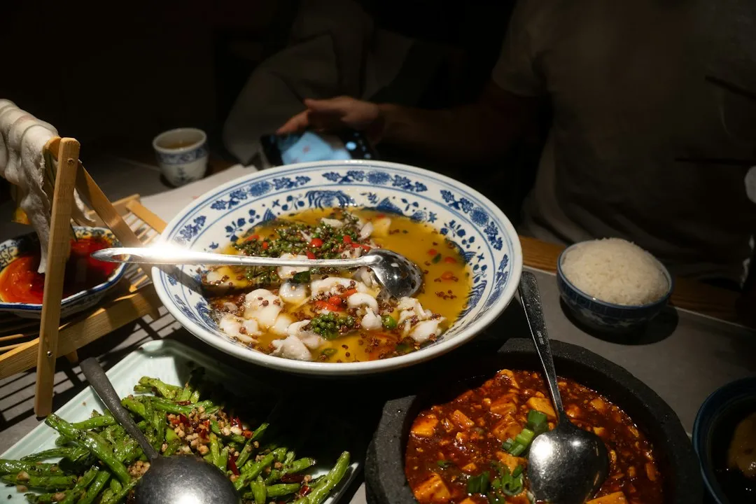 潮流服饰行业2025年设计趋势与个性化穿搭技术解析