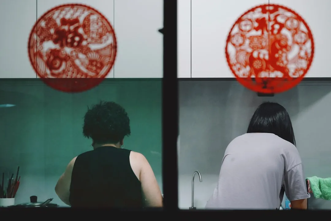 原创潮牌服饰设计趋势解析：千娱音如何用个性穿搭定义年轻态度